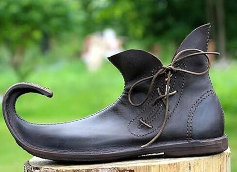 Medieval-Style Leather Poulaine Shoes with Pointed Toe in Saudi Arabia
