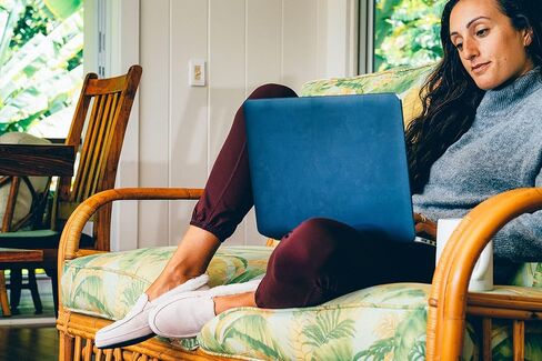 شبشب OLUKAI Ku'una، حذاء نسائي سهل الارتداء، مصنوع من جلد الشيرلينغ الأصلي وجلد نوبوك الفاخر، تصميم بكعب منسدل، مريح وفائق النعومة in Kuwait