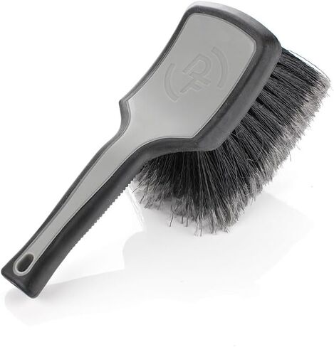 Detail Factory - فرشاة الوجه ذات العجلات ProGrip - مقبض ProGrip مريح - شعيرات ناعمة ذات أطراف مميزة - أحمر وأسود in Kuwait