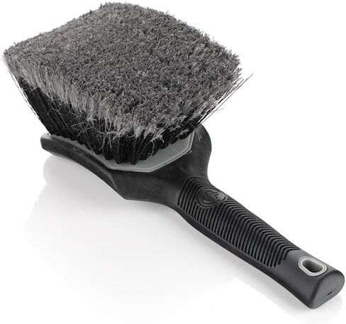 Detail Factory - فرشاة الوجه ذات العجلات ProGrip - مقبض ProGrip مريح - شعيرات ناعمة ذات أطراف مميزة - أحمر وأسود in Kuwait