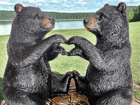 تمثال يد على شكل قلب من الدببة السوداء - تمثال I Love You للزوجين الدب غريب الأطوار بعرض 15.24 سم - منزل ريفي، كابينة، نزل، ديكور مكتب in Kuwait