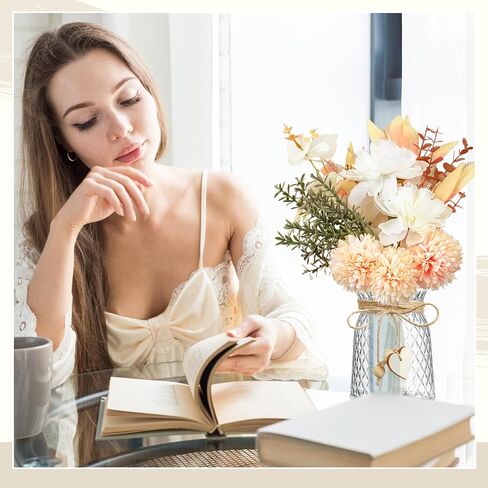 زهور صناعية مع مزهرية زهور حريرية في مزهرية زهور الكوبية الصناعية وزهرة الأوكالبتوس النباتية المزيفة مع مزهرية زجاجية لتزيين المنزل والمكتب وطاولة المكتب والرف in Kuwait