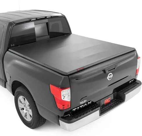 غطاء تونيو لسرير الشاحنة الناعم ثلاثي الطي من Rough Country لسيارة Nissan Titan 2WD/4WD (2017-2024) - يناسب سرير مقاس 5'7 بوصات (66.7 بوصة) in Saudi Arabia