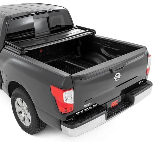 غطاء تونيو لسرير الشاحنة الناعم ثلاثي الطي من Rough Country لسيارة Nissan Titan 2WD/4WD (2017-2024) - يناسب سرير مقاس 5'7 بوصات (66.7 بوصة) in Saudi Arabia