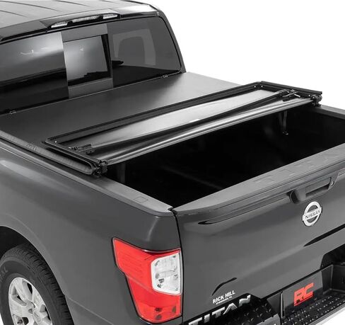 غطاء تونيو لسرير الشاحنة الناعم ثلاثي الطي من Rough Country لسيارة Nissan Titan 2WD/4WD (2017-2024) - يناسب سرير مقاس 5'7 بوصات (66.7 بوصة) in Saudi Arabia
