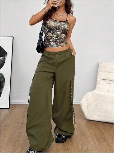 قميص قصير نسائي من MakeMeChic بطبعة أوراق الشجر المموهة وحزام سباغيتي من الخلف Y2K Cami قصير in Kuwait