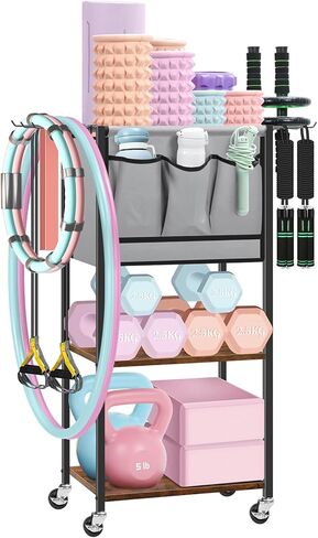 رف تخزين لصالة الألعاب الرياضية المنزلية - رف تخزين بساط اليوجا لبساط اليوجا والدامبل وأسطوانة الرغوة وحزام اليوجا ومنظم معدات التمرين مع خطافات وعجلات، بني ريفي in Kuwait