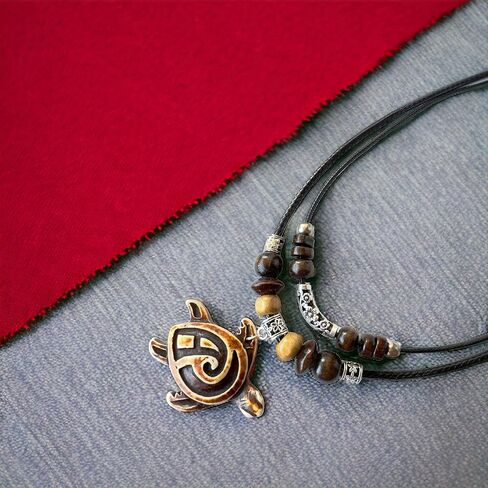قلادة سلحفاة قبلية بنية اللون - قلادة سلحفاة هاواي - مطرزة بالخشب بحبل أسود قابل للتعديل in Kuwait