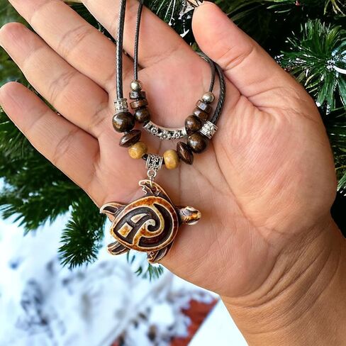 قلادة سلحفاة قبلية بنية اللون - قلادة سلحفاة هاواي - مطرزة بالخشب بحبل أسود قابل للتعديل in Kuwait