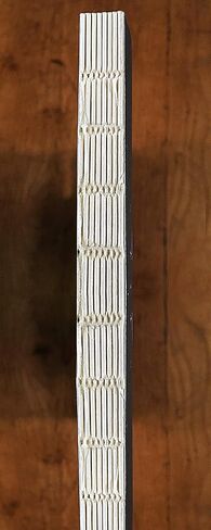 إصدارات باريس - Morpion (Tic Tac Toe) - كتاب فني - 240 صفحة، 8.25 × 5.7 بوصة، يتم وضع غلاف Bodoni بشكل مسطح عند الفتح in Kuwait