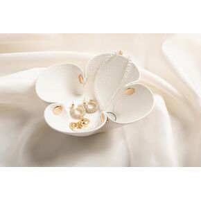 Cute Flower Shaped Leather Valet Tray,Premium Catchall Tray, Jewelry Tray 5.5'' Folding Portable Travel Oganizer,Decorative Desk Organizer For Key,Wallet,Watch,Coin,Jewelry (Winter White)