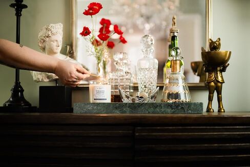 التبغ المنزلي من بيريبيتي + شمعة معطرة بالمشمش - فتيل خشبي، 8.5 أونصة من شمع الصويا الطبيعي للعلاج العطري الدافئ والفواكه - عطر جريء يدوم طويلاً للمنزل أو المكتب in Saudi Arabia