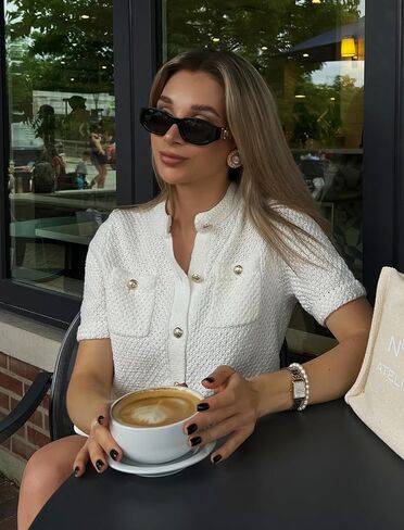 سترة نسائية صيفية مقصوصة بلوزة محبوكة بأكمام قصيرة وفتحة رقبة مستديرة وزر مفتوح من الأمام تي شيرت 2024 عصري in Kuwait