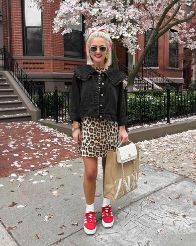 Takaneo Womens Jean Jackets Casual Long Sleeve Peter Pan Collar Loose Fit Denim Shirts Coat with Pockets in Kuwait