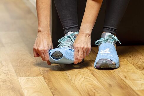 جورب بطول 2 قدم للرقص على الأرضيات الملساء | فوق الأحذية الرياضية، وتدويرات وانعطافات سلسة للرقص بأناقة على الأرضيات الخشبية | حماية الركبتين (فوشيا، أزرق فاتح، رمادي فاتح، أسود) in Kuwait