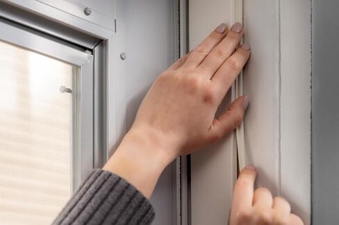 سدادة شريط مقاوم للطقس شديد التحمل ذاتي اللصق للفجوات الكبيرة من علامة داك التجارية، باللون الأبيض، 0.95 سم × 1.47 سم × 43.18 سم، ختم واحد، 282433 in Saudi Arabia
