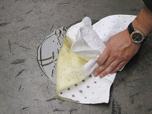 Brady SPC BPO500 15" x 17" Light Weight Economical Oil Only Absorbent Pads - 100 ct in Saudi Arabia