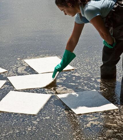 Brady SPC BPO500 15" x 17" Light Weight Economical Oil Only Absorbent Pads - 100 ct in Saudi Arabia