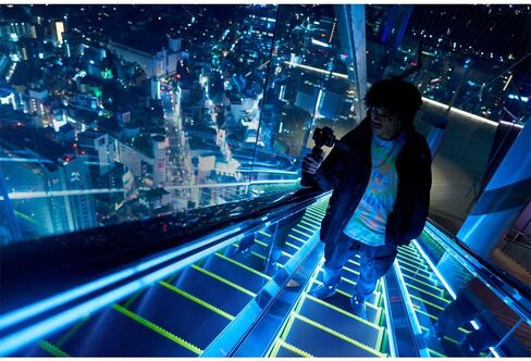 كاميرا فيديو Sony ZV-1 مدمجة لمدونات الفيديو الرقمية بدقة 4K HDR لمنشئي المحتوى ومدوني الفيديو، حزمة DCZV1/W بيضاء مع حزمة حماية ممتدة لمدة عامين من CPS + حقيبة Deco Gear + مجموعة بطاقات وملحقات سعة 128 جيجابايت in Saudi Arabia