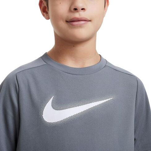 قميص التدريب Dri-FIT Graphic للأولاد الكبار من Nike (صغير، رمادي دخاني/أبيض) in Saudi Arabia