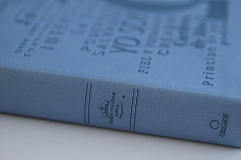 Biblia RVR 1960 letra grande tamaño manual, simil piel azul celeste con nombres de Dios / Spanish Bible RVR 1960 Handy Size Large Print Leathersoft Soft Blue in Saudi Arabia