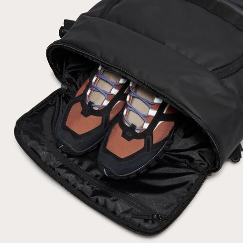 Oakley Backpacks Rover Convertible Bag, Blackout, One Size in Saudi Arabia