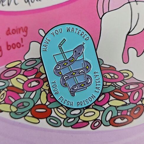 دبوس المينا مع اقتباس من سجن اللحم، هل قمت بسقي سجينك مؤخرًا؟ دبوس مضحك لطية صدر السترة أو الحقيبة in Kuwait