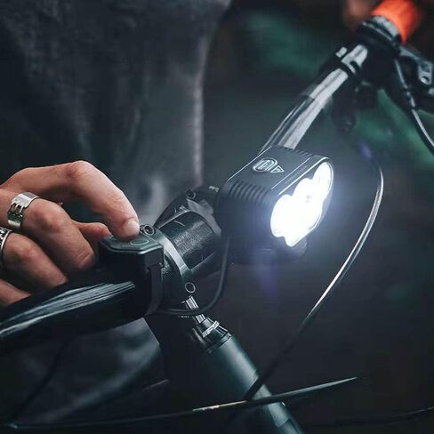 المصباح الأمامي للدراجة Galaxy Bike من Magicshine Monteer 8000S، إصدار V2 عن بعد. 4800 لومن شعاع الفيضانات مع 3200 لومن بقعة شعاع. حزمة بطارية من النوع C بسعة 10000 مللي أمبير مع الشحن العكسي. IP65 مقاوم للماء. ضوء MTB النهائي. in Kuwait