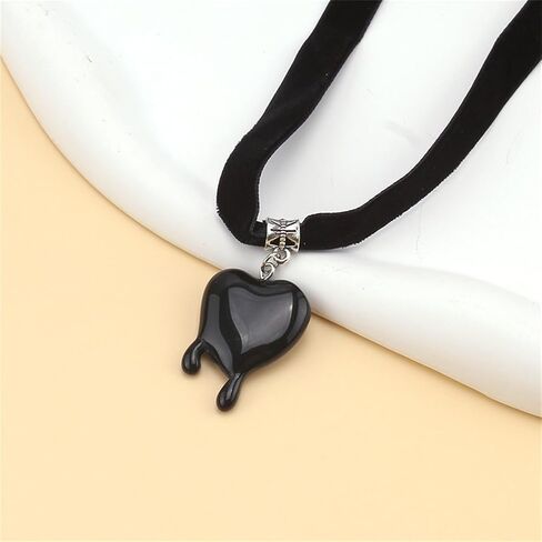 Y2k Dripping Blood Heart Choker Necklace Gothic Punk Vampire Black Red Bleeding Puffy Hearts Velvet Necklace for Women Goth Halloween Party Cosplay Costume Fashion Jewelry Gifts in Saudi Arabia