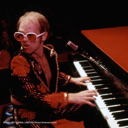 مجموعة Happy Socks مكونة من 3 جوارب Elton John Crew، وصندوق هدايا ملون وممتع مع جوارب ذات طابع موسيقي لمحبي Elton John in Kuwait