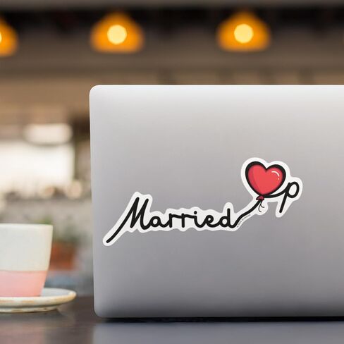 Married Up Heart - إكسسوارات هدايا مضحكة رائعة، مقالب لشريك الزوجة. الذكرى السنوية لحفلات الزفاف والكمبيوتر المحمول وزجاجة المياه وحقيبة الظهر والشاحنة وديكور السيارة. هذا الملصق ينطبق على كل ما تبذلونه من الأشياء! in Saudi Arabia