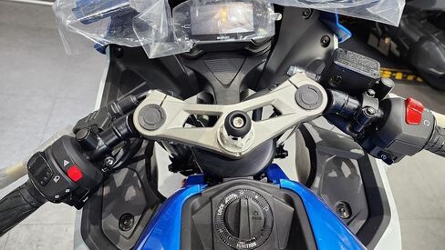 ماونتن لاب صامولة شوكة YZF-R7 للدراجات النارية ياماها R7 (2021+) من موتوماونت، صامولة مفتوحة (صامولة نير علوية من الالومنيوم M22 × 1.00 ملم) متوافقة مع الجوال/الكاميرا/نظام تحديد المواقع العالمي in Kuwait