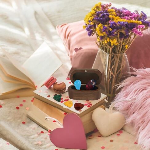 مجموعة حامل اختيار الجيتار MYLYWOO Sapele مع 1 اختيار من خشب الورد و6 اختيارات من السيليلويد بـ 3 سماكات، منظمات مجوهرات خشبية صغيرة، مواهب ملونة خشبية، تخزين 3.35 × 1.77 × 1.58 بوصة in Saudi Arabia