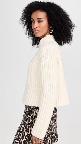 سترة صوفية نسائية بسحاب من Theory in Kuwait