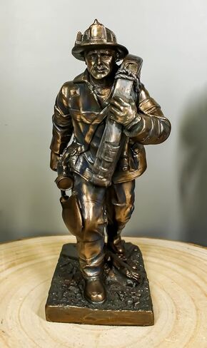 تمثال رجل إطفاء إيبروس أثناء العمل مع مجرفة وأنبوب خرطوم بطول 7.25 سم، تمثال زخرفي لبطل الخدمة المدنية الحرية 911 لرجل إطفاء الطوارئ، عملية إنقاذ المحرك تحت عنوان in Kuwait