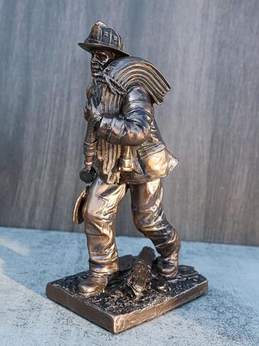 تمثال رجل إطفاء إيبروس أثناء العمل مع مجرفة وأنبوب خرطوم بطول 7.25 سم، تمثال زخرفي لبطل الخدمة المدنية الحرية 911 لرجل إطفاء الطوارئ، عملية إنقاذ المحرك تحت عنوان in Kuwait