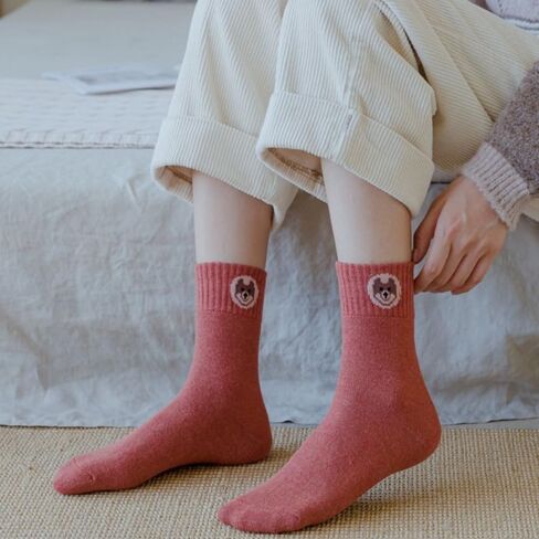 Women's Daisy-Printed Socks Soft, Vibrant, and Versatile for All Occasions in Saudi Arabia