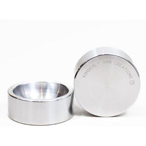 طبق حلقة معدنية | حامل حلقة بلمسة نهائية مرآة | 2 بوصة مستديرة .75 بوصة من الألومنيوم الصلب العميق | صينية مجوهرات معدنية مدمجة لجانب السرير، وخزانة الملابس، والحوض | مثالية للأقراط والذكرى السنوية والخطوبة وخواتم الزفاف in Kuwait