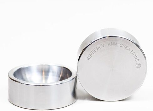 طبق حلقة معدنية | حامل حلقة بلمسة نهائية مرآة | 2 بوصة مستديرة .75 بوصة من الألومنيوم الصلب العميق | صينية مجوهرات معدنية مدمجة لجانب السرير، وخزانة الملابس، والحوض | مثالية للأقراط والذكرى السنوية والخطوبة وخواتم الزفاف in Kuwait