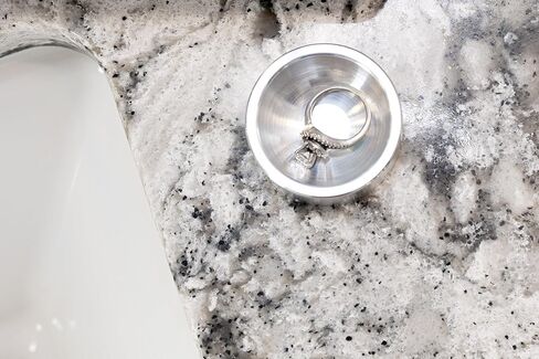 طبق حلقة معدنية | حامل حلقة بلمسة نهائية مرآة | 2 بوصة مستديرة .75 بوصة من الألومنيوم الصلب العميق | صينية مجوهرات معدنية مدمجة لجانب السرير، وخزانة الملابس، والحوض | مثالية للأقراط والذكرى السنوية والخطوبة وخواتم الزفاف in Kuwait