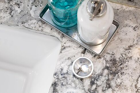 طبق حلقة معدنية | حامل حلقة بلمسة نهائية مرآة | 2 بوصة مستديرة .75 بوصة من الألومنيوم الصلب العميق | صينية مجوهرات معدنية مدمجة لجانب السرير، وخزانة الملابس، والحوض | مثالية للأقراط والذكرى السنوية والخطوبة وخواتم الزفاف in Kuwait