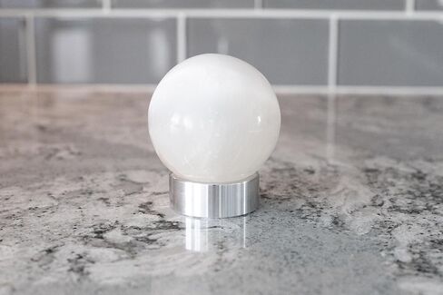 طبق حلقة معدنية | حامل حلقة بلمسة نهائية مرآة | 2 بوصة مستديرة .75 بوصة من الألومنيوم الصلب العميق | صينية مجوهرات معدنية مدمجة لجانب السرير، وخزانة الملابس، والحوض | مثالية للأقراط والذكرى السنوية والخطوبة وخواتم الزفاف in Kuwait