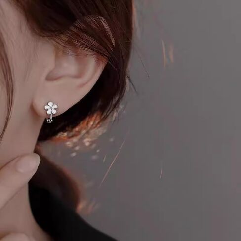 ONLYJUMP 14K Gold Plated Daisy Hoop Earrings Huggies for Women Daisy Flower Hoop Earrings Florl Earrings Lightweight Chunky Gold Earrings Cartilage Helix Earrings in Saudi Arabia