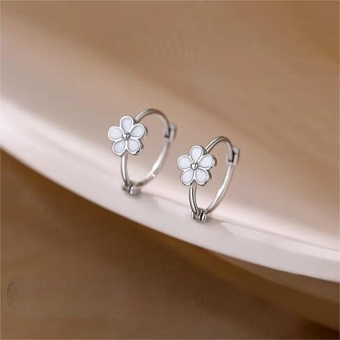 ONLYJUMP 14K Gold Plated Daisy Hoop Earrings Huggies for Women Daisy Flower Hoop Earrings Florl Earrings Lightweight Chunky Gold Earrings Cartilage Helix Earrings in Saudi Arabia