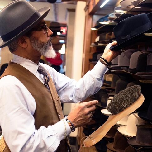 قبعة نقالة مع فرشاة خشبية إضافية، قبعة نقالة للقبعات المجهزة وقبعة رعاة البقر للرجال، جاك نقالة شديدة التحمل in Kuwait