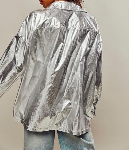 قميص نسائي فضي معدني بأكمام طويلة وأزرار سفلية لامعة، قميص كبير الحجم للنوادي الليلية، بلوزة فضية كبيرة in Kuwait