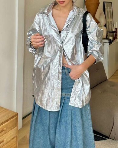 قميص نسائي فضي معدني بأكمام طويلة وأزرار سفلية لامعة، قميص كبير الحجم للنوادي الليلية، بلوزة فضية كبيرة in Kuwait