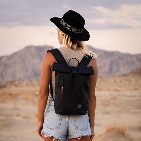 GOT BAG - حقيبة ظهر صغيرة من ROLLTOP، حقيبة ظهر للعمل والسفر مع حامل زجاجة مياه، حقيبة صديقة للبيئة مصنوعة من بلاستيك Ocean Impact المعاد تدويره (لون ناعم) in Saudi Arabia