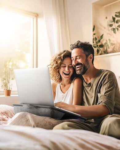 ErGear Lap Desk، مكتب كمبيوتر محمول لأجهزة الكمبيوتر المحمولة حتى 15.6 بوصة، مكتب كمبيوتر محمول مريح مع وسادة، مكتب كمبيوتر محمول مع سطح جلد PU ممتاز وفتحة للكمبيوتر اللوحي، مكتب كمبيوتر محمول خفيف الوزن ومحمول لأجهزة الكمبيوتر المحمولة، EGLD01 in Kuwait