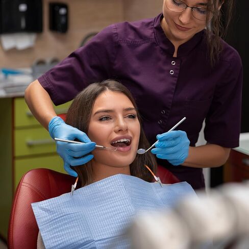 5 قطع من مشابك المرايل المصنوعة من السيليكون الملونة وحامل مناديل للكبار وكبار السن in Kuwait